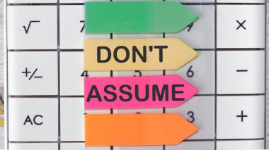 Kelime yazma metni Don 't Varsayım. İş kavramı, kanıt olmadan hiçbir şeyi kabul etmemektir..