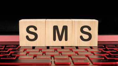 Tahta küp kavramında sms işareti, tahta küpler.