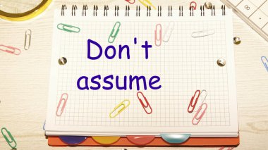 Defterde, kafesin içinde defter ve masa üzerinde ataç bulunan bir not defterine yazı yazma..