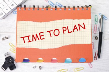 Kırtasiyenin yanındaki bir kağıt parçasına cümle kurma zamanı..