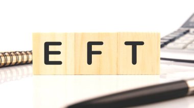 Beyaz arka planda tahta küplere yazılmış bir kelime bıraktı..