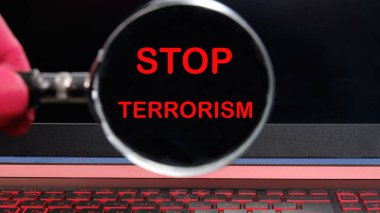 Terörizmi siyah ekrandaki büyüteçle durdurun. Barış konsepti ve saldırganlığa karşı savaş.