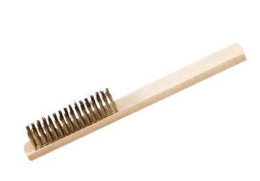 Beyaz arkaplanda izole edilmiş ahşap saplı yakın çekim pirinç fırçası