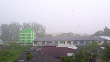 Yaz yağmuru, sağanak yağmur, 4K video kaydı 30 fps, görünen bina veya binalardan