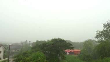 Yaz yağmuru, sağanak yağmur, 4K video kaydı 30 fps, görünen bina veya binalardan