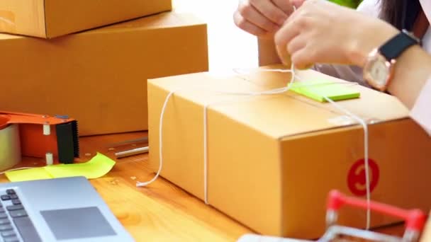Азиатская Бизнесвумен Проверяет Заказы Хранит Ноутбуке Офисе Женщина Работает Коробками — стоковое видео