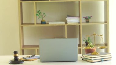 Avukatlık bürosu dizüstü bilgisayarlı, yargıcın çekiciyle ve adalet konseptinin not defteriyle..