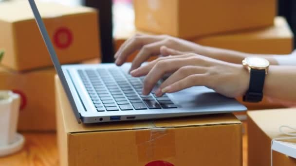 Азиатская Бизнесвумен Проверяет Заказы Хранит Ноутбуке Офисе Женщина Работает Коробками — стоковое видео