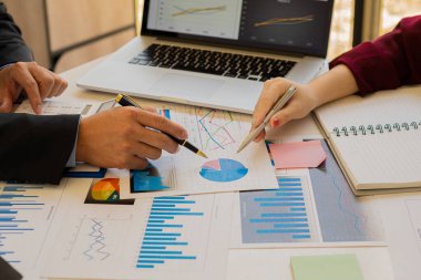 Yeni iş projeleri, finans, yatırım fikirleri, finans departmanı hakkında toplantı ve beyin fırtınası yaparak şirket büyüme projelerinin başarısını tartıştık. finansal istatistikler
