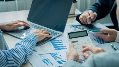 Yeni iş projeleri, finans, yatırım fikirleri, finans departmanı hakkında toplantı ve beyin fırtınası yaparak şirket büyüme projelerinin başarısını tartıştık. finansal istatistikler