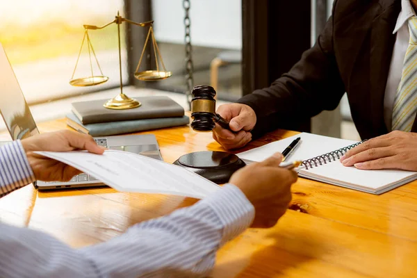 Männliche Geschäftsleute Und Rechtsanwälte Diskutieren Rechtliche Angelegenheiten Und Anwälte Diskutieren — Stockfoto