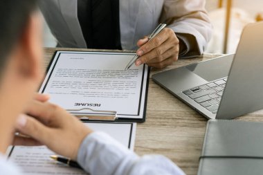Dostane bir şekilde başarılı olan iyi bir röportaj fikri, iş başvurusunda bulunan aday odaklı İK yöneticilerinden biriyle iş görüşmesi yapılmasına yol açıyor..