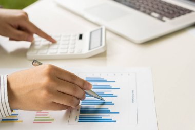 Şirket ofisinde muhasebe ya da Mali Denetçi Bilgisayar Ev Finansmanı Yatırım Yatırım İşadamı ya da Finansal Profesyonel Analiz grafikleri, iş raporları ve finansal tablolar.