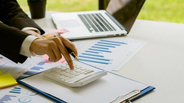 Şirket ofisinde muhasebe ya da Mali Denetçi Bilgisayar Ev Finansmanı Yatırım Yatırım İşadamı ya da Finansal Profesyonel Analiz grafikleri, iş raporları ve finansal tablolar.