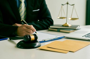 Ofiste çalışan ya da sözleşmeli belgelerle ilgili danışmanlık yapmak için hukuk kitapları okuyan avukatlar. Çekiçler, ölçekler, dizüstü bilgisayarlar, hukuki kavramlar, tavsiyeler, adalet hizmetleri....
