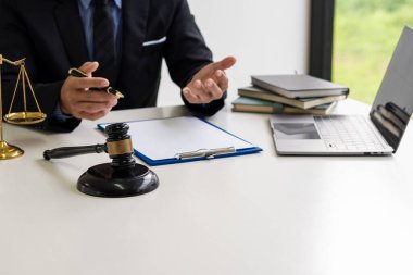 Ofiste çalışan ya da sözleşmeli belgelerle ilgili danışmanlık yapmak için hukuk kitapları okuyan avukatlar. Çekiçler, ölçekler, dizüstü bilgisayarlar, hukuki kavramlar, tavsiyeler, adalet hizmetleri....