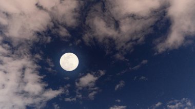 Sis bulutları ve mavi gökyüzü ile dolunayda güzel bir manzara..