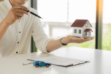 Modeller, ajanslar ve müşterilerle dolu evler sözleşmeleri, sigortayı, gayrimenkulleri ya da emlak tarihi kredilerini tartışıyorlar. Evinizi, arabanızı ya da kiranızı ofis masasında satma fikirleri.