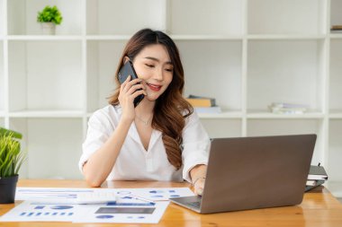 Şirket Büyüme Proje İstatistikleri Finans Yatırım Fikirleri Bir ofis masasında, bir belge, bir dizüstü bilgisayarla stratejik bir plan için çalışan profesyonel bir yatırımcı.