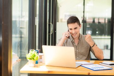 Şirket Büyüme Proje İstatistikleri Finans Yatırım Fikirleri Bir ofis masasında, bir belge, bir dizüstü bilgisayarla stratejik bir plan için çalışan profesyonel bir yatırımcı.