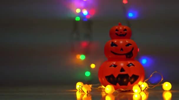 Gruselig Lachende Kürbisse Und Alte Totenköpfe Auf Dem Tisch Halloween — Stockvideo