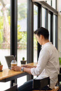 Kütüphanede dizüstü bilgisayarda kitap okuyan bir çocuk ödevini yap ve bilgisayarını daktilo et. Bir kafede çevrimiçi bilgisayar dersleri hakkında bir web sitesi izleyin. Eğitici kavram