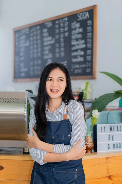 Jonge Vrouw Barista Coffeeshop Medewerker Coffeeshop Lachend Voor Food Drankwinkel — Stockfoto
