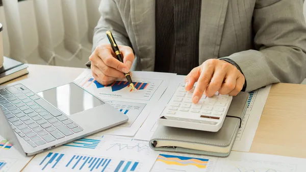 Biznesmen Trzyma Długopis Wciska Kalkulator Obliczania Analizowania Miesięcznych Sprawozdań Finansowych — Zdjęcie stockowe