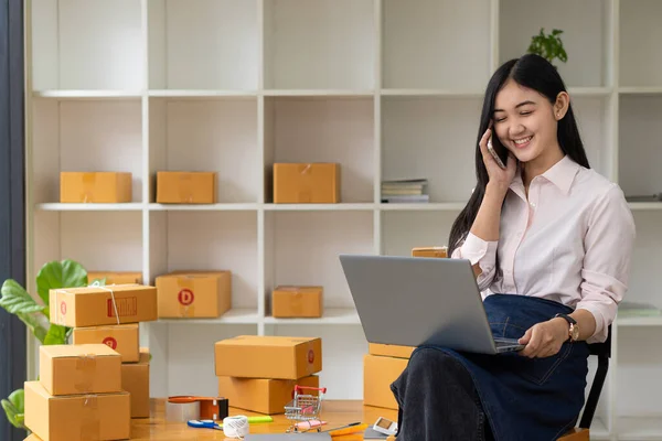 Joven Mujer Asiática Emprendedora Propietaria Negocio Que Trabaja Con Computadoras — Foto de Stock
