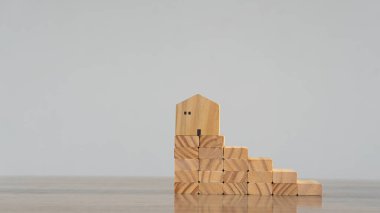 Adımlarla ahşap blokları üst üste yığmak iş büyümesindeki başarı kavramı beyaz bir arka plan masasında istiflenmiş tahta bloklar.