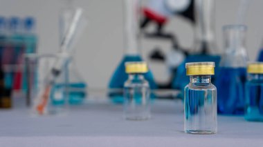 Hastalık aşısı ilaç şişesi konsepti ve tıbbi geçmişe, tıbba ve antik tıbba bağışıklık kazandırmak için bir şişe ilaç ya da grip aşısı şişesine yakın çekim.