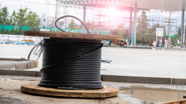 Bakır kablo üretimi bakır kablo fabrikada elektrik dağıtım konsepti inşaat projeleri için. Sipere kablolu birkaç tahta bobin yerleştirildi..
