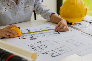 Mühendisler, tasarımcılar, çizimler, mühendislik, sanayi tesisleri, planlar, ölçüm projeleri, kalibreli araçlar ofisteki yaratıcı mimarlar.