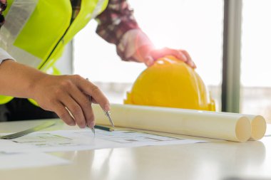 Mühendisler, tasarımcılar, çizimler, mühendislik, sanayi tesisleri, planlar, ölçüm projeleri, kalibreli araçlar ofisteki yaratıcı mimarlar.