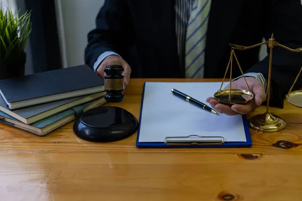 Savcılık Avukatlık Kira Sözleşmelerinde Kullanım Için Hukuki Tavsiyelerde Bulunur Önünde — Stok fotoğraf