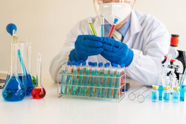 Coronavirus 'a karşı aşı geliştirmeye çalışan bir biyokimyasal araştırmacı ilaç laboratuvarında cam kaplı bir şişe tutuyor. Bilim laboratuarlarında araştırma ve geliştirme kavramları