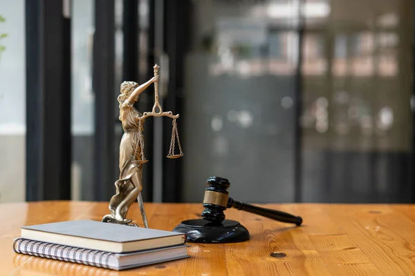 Standbeeld Van Justitie Godin Van Justitie Rechter Hammer Concept Van — Stockfoto