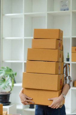 Paket kutuları ve servis konsepti taşıyan Asyalı bir kadın başlat