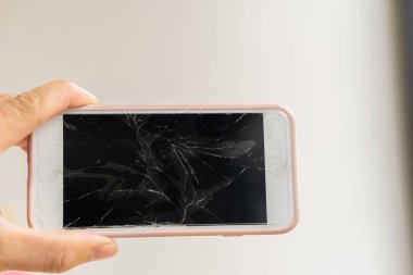 Bozuk bir ekran ve çizik bir telefonla akıllı telefonu tutarken cihaz yok olur. Smash cihazının tamire ihtiyacı var. beyaz arkaplan