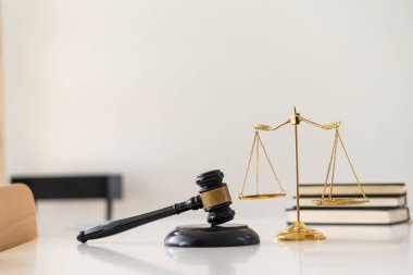 Adalet terazisi ve avukatın masasında bir kitap olan tahta bir çekiç. Metin afiş tasarım hukuku ve adalet konsepti resim ofisi masaüstü belgeleri için boşluk