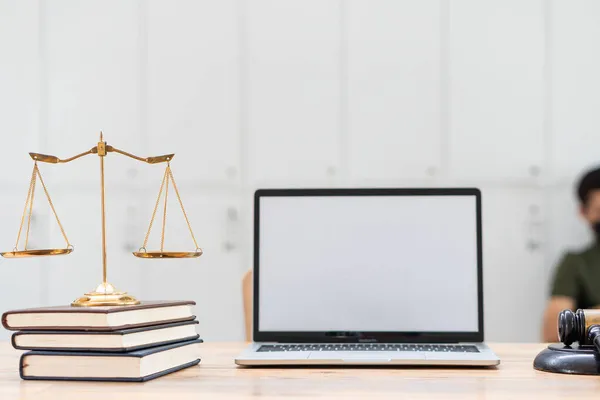 Martelo Madeira Com Escamas Justiça Livro Com Laptop Mesa Advogado — Fotografia de Stock