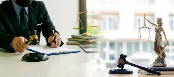 Advocaten Counseling Law Mannelijke Rechter Rechtszaal Houten Tafel Met Hamer — Stockfoto