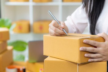 Dijital çevrimiçi iş bir çevrimiçi mağaza için küçük bir başlangıç. Karton kutular ve dizüstü bilgisayarlarla çalışan genç, bağımsız bir Asya KOBİ konsepti. çevrimiçi alışveriş