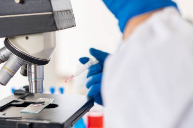 Tüp çözeltileri içinde çalışan tıp, ilaç ve bilim adamlarının araştırma ve geliştirme kavramlarının mikroskobik bir laboratuarında test tüpleri..