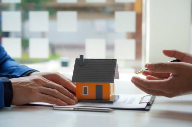 Satış müdürleri ya da emlakçılar müşterilerine ev sunar ve kira sözleşmesi imzalarken, ipotek alıp satarken ve ofisteki konut sigortası anlaşmalarında.