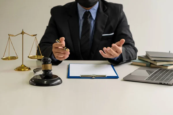 Advogados Trabalham Com Martelos Balanças Escritório Com Peles Tigre Conceito — Fotografia de Stock