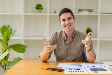 Pazar araştırma raporuna bakan genç işadamı istatistiksel verileri haritalarda analiz ediyor. Bir büyüme stratejisi geliştir. Modern bir ofiste tek başına bilgisayar üzerinde çalış.