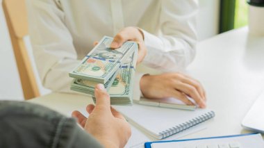İki işadamı nakit ve yatırım toplantıları yoluyla anlaşma yapmak için birbirlerine para gönderiyorlar. Tabloların istatistikleri ve çizelgeleri yan yana oturuyordu. Yozlaşma ve rüşvet kavramı