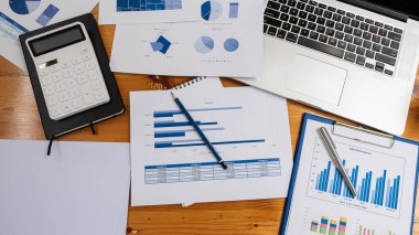 Hesap makinesi, işletme, finans ve vergi fikirli grafik kağıdı ve dizüstü bilgisayar.