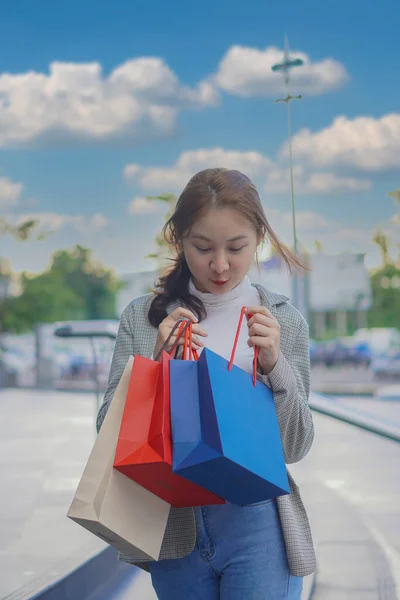 시즌에 백화점에서 쇼핑하면서 쇼핑을 즐기는 여성의 모습이 쇼핑백을 부티크 아름다운 — 스톡 사진